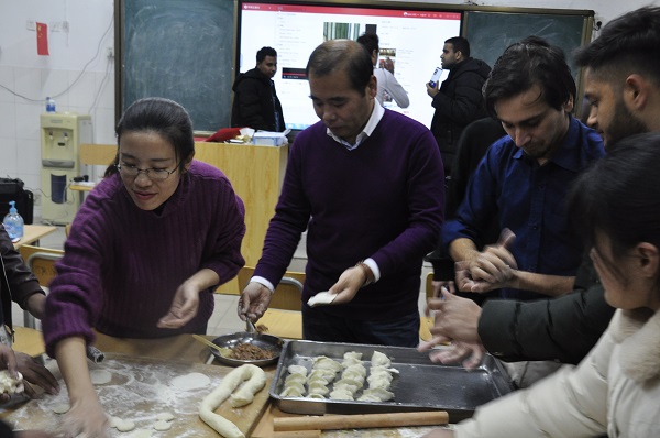 “留”在冬至 團(tuán)圓餃子 ——工商管理系組織留學(xué)生包餃子體驗(yàn)冬至文化