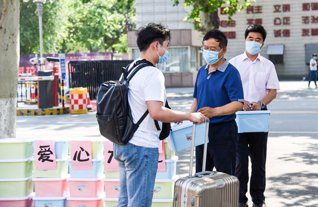 夏近葉成帷  輕院學子歸